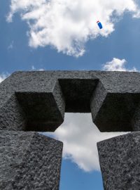 Seskok parašutistů během pietního aktu k výročí vyhlazení osady Ležáky (archivní foto)