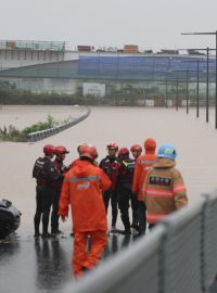 V Jižní Koreji vytrvale prší už třetí den. Déšť způsobil sesuvy půdy, poškodil elektrické vedení a další infrastrukturu po celé zemi