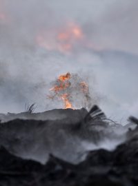 Požár skládky pneumatik ve firmě na jejich recyklaci v Borovanech