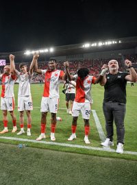 Děkovačka fotbalistů Slavie a trenéra Jindřicha Trpišovského po vítězném utkání proti Zorje Luhansk