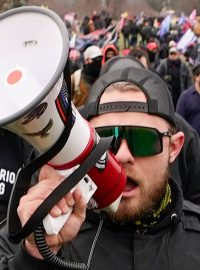 Vůdce skupiny Proud Boys Ethan Nordean při útoku na Kapitol 6. ledna 2021