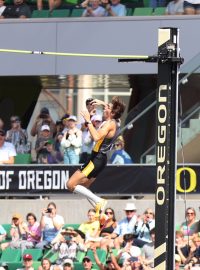 Armand Duplantis v Eugene překonal světový rekord