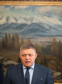 Zleva Peter Pellegrini (Hlas), Robert Fico (Směr) a Andrej Danko (SNS)