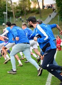 Fotbalisté Devínské Nové Vsi se radují z postupu přes prvoligový Trenčín