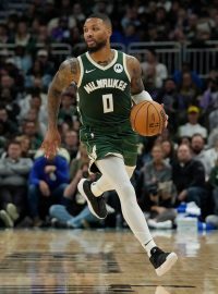 Basketbalista Milwaukee Bucks Damian Lillard dotáhl tým k těsnému vítězství nad Philadelphií