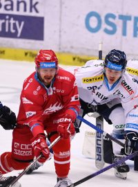 Vítkovičtí Dominik Lakatoš, Peter Krieger, brankář  Matěj Machovský a obránce Lukáš Kovář v souboji s Liborem Hudáčkem z Třince.