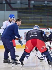 Reprezentační trenér brankářů Ondřej Pavelec předává mladším gólmanům své zkušenosti