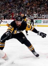 Útočník Pittsburghu Penguins Radim Zohorna doráží na útočníka Vegas Golden Knights Williama Karlssona