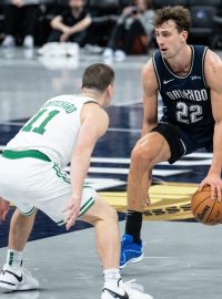 Basketbalista Payton Pritchard z Bostonu a Franz Wagner z Orlanda ve vzájemném souboji