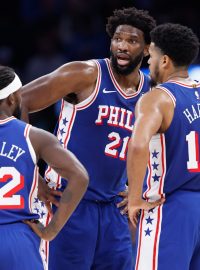 Basketbalisté Philadelphie Patrick Beverley, Joel Embiid a Tobias Harris během zápasu s Oklahomou