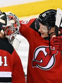 Čeští hokejisté Vítek Vaněček a Ondřej Palát z New Jersey Devils slaví výhru