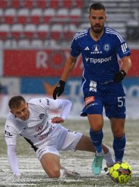 Filip Novák z Olomouce (vpravo) a Vlasij Sinjavskij ze Slovácka během utkání 17. kola Fortuna ligy