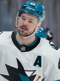 Hokejista Tomáš Hertl slaví gól do sítě Colorada