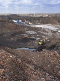 Nakladače podávaly odtěženou hlušinu na dopravníkové pásy třídící linky