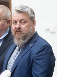 Jan Richter (uprostřed) na tiskové konferenci hnutí ANO 2011