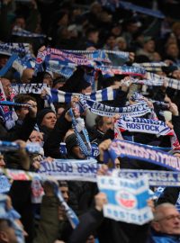 Fanoušci Hansy Rostock v zápase s Hamburkem