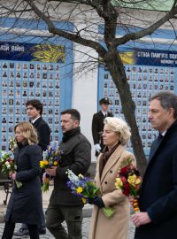 Italská premiérka Giorgia Meloniová, ukrajinský prezident Volodymyr Zelenskyj, předsedkyně Evropské komise Ursula von der Leyenová, belgický premiér Alexander De Croo a kanadský premiér Justin Trudeau na návštěvě Ukrajiny