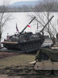 Polské a další jednotky NATO účastnící se v březnu 2024 vojenských manévrů v Korzeniewu v Polsku pro posílení obranných schopností na východním křídle Aliance
