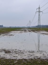 Území pro chystanou gigafactory má problém se spodními vodami. Laguny se na něm vytvářejí pravidelně