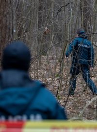 Policisté kontrolují okolí domu Leonida Volkova, blízkého spolupracovníka zesnulého ruského opozičního předáka Alexeje Navalného, ve Vilniusu, 13. března 2024