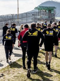 Účastníci běhu na zahájení 9. ročníku Yellow Ribbon Run