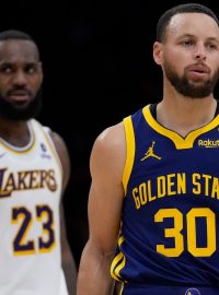 Basketbalisté LeBron James z Lakers a Stephen Curry z Warriors