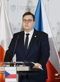 Český ministr zahraničí Jan Lipavský (Piráti) a jeho maďarský protějšek Péter Szijjártó na tiskové konferenci po jednání Visegrádské skupiny v Praze