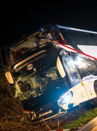 Na dálnici na západě Německa naboural autobus se studenty.