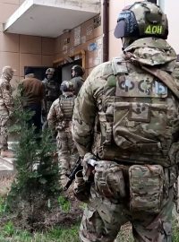 Příslušníci ruské Federální bezpečnostní služby (FSB) provádějí operaci s cílem zadržet cizince, členy teroristické buňky (fotografie z 1. dubna)