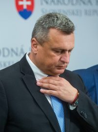 Zleva poslanec za SNS Rudolf Huliak, šéf SNS Andrej Danko a ministr životního prostředí za SNS Tomáš Taraba