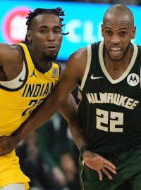 Aaron Nesmith z Indiany a Khris Middleton z Milwaukee ve vzájemném souboji