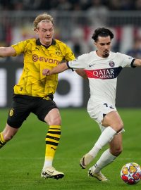 Julian Brandt z Dortmundu a Vitinha z PSG ve vzájemném souboji