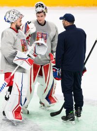 Brankáři Petr Mrázek, Lukáš Dostál a trenér brankářů Ondřej Pavelec během tréninku hokejové reprezentace