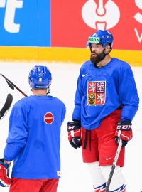 David Kämpf, Ondřej Beránek a Radko Gudas během tréninku hokejové reprezentace před utkáním s Finskem v rámci Mistrovství světa 2024, dne 9. května 2024 v Praze