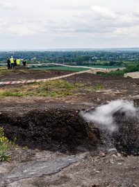 Sanaci hořící haldy čeká další zdržení. Báňský úřad opět neschválil změnu provozu úložného místa - vadí mu chybějící EIA i povolení stavebního úřadu