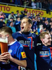 Fotbalisté německého Kielu slaví postup do Bundesligy