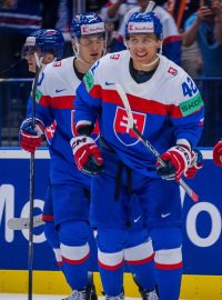 Slovenští hokejisté Juraj Slafkovský, Martin Pospíšil, Šimon Nemec a Martin Fehérváry slaví gól do sítě USA