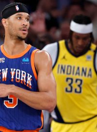 Josh Hart z New Yorku slaví koš, v pozadí Myles Turner z Indiany