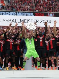 Fotbalisté Bayeru Leverkusen slaví historický první německý titul