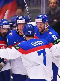 Slovenští hokejisté se radují z gólu v zápase mistrovtsví světa 2024 proti Francii