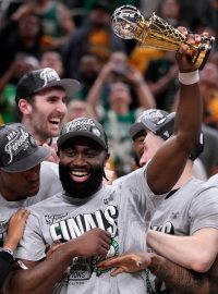 Jaylen Brown zvedá nad hlavu trofej pro vítěze Východní konference NBA