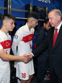 Arda Güler si podává ruku s tureckým prezidentem Recepem Tayyip Erdogan