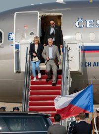 Prezident Petr Pavel s manželkou Evou přiletěli do USA