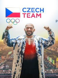 Zápasník Artur Omarov nafasoval olympijské oblečení, ale kvůli zranění se v Paříži nepředstaví