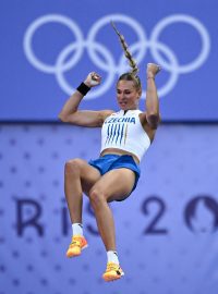 Tyčkařka Amálie Švábiková v kvalifikaci olympijského závodu v Paříži