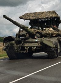 Ruský bojový tank T-72 projíždí nedaleko města Sudža