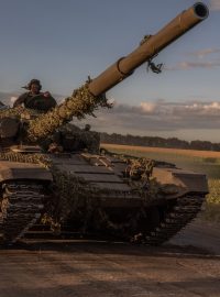 Ukrajinští vojáci na tanku T-72 v Kurské oblasti