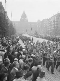 českoslovenští letci pochodovali rozjásanou Prahou až na Staroměstské náměstí