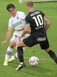 Fotbalista Bohemians Jan Matoušek v souboji s Dennym Samkem z Karviné