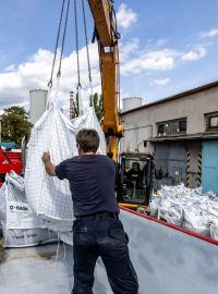 Hasiči naváží do areálu v Záluží pytle s pískem, obloží se jimi místo nálezu do výše pěti metrů. Přímo k pumě naloží asi 400 vaků